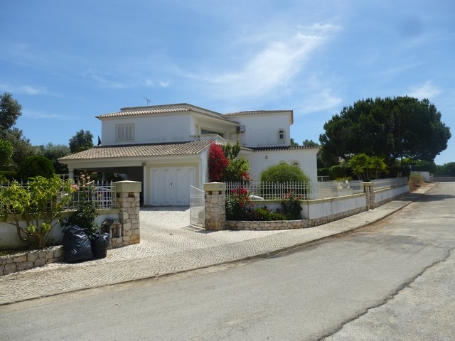Moradia de 4 Frentes com Piscina perto da praia