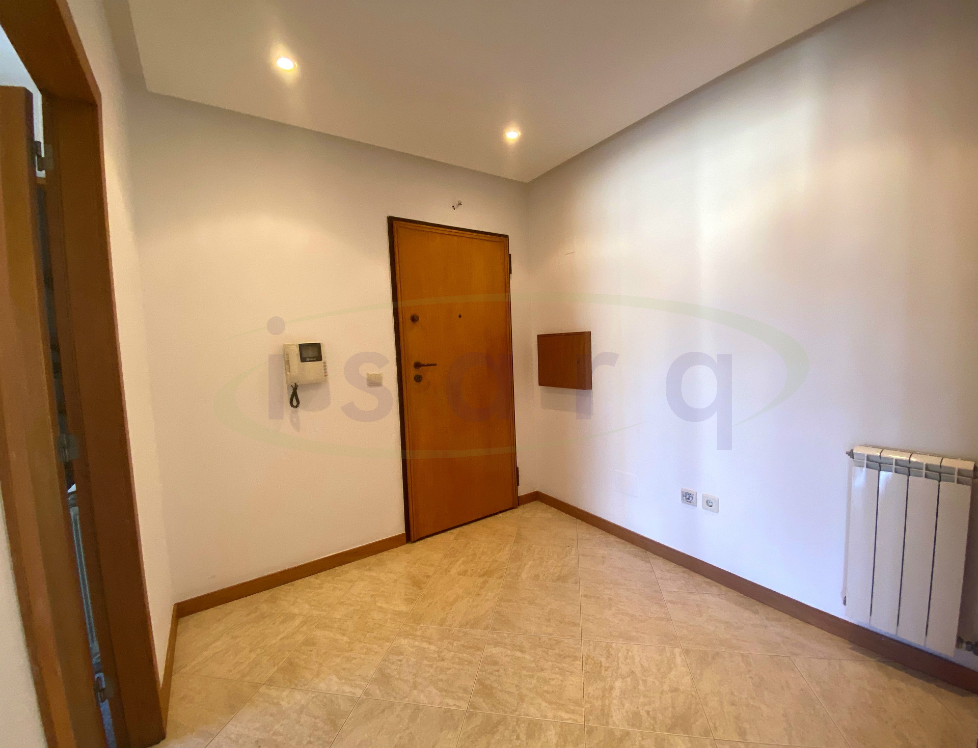 Appartamento con 3 camere da letto con ottimo balcone e 15 min (7km) dal centro di Maia;
