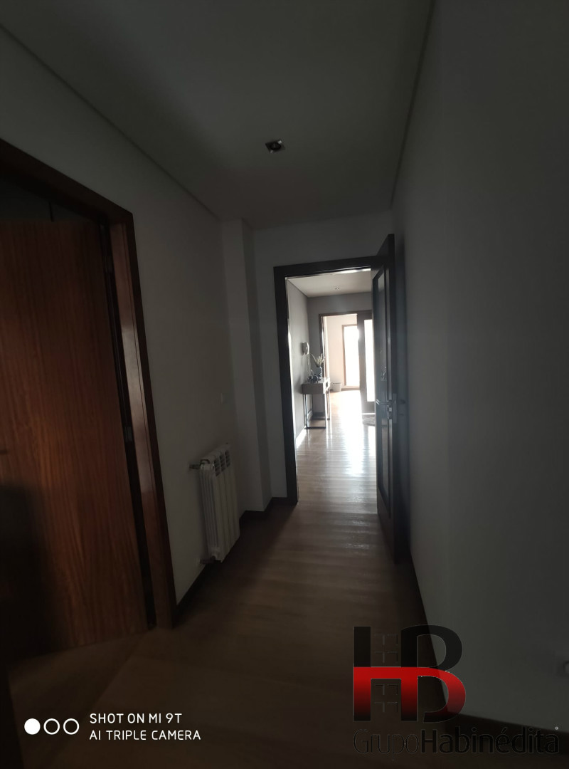 Luxuoso T3 mobilado com terraço.