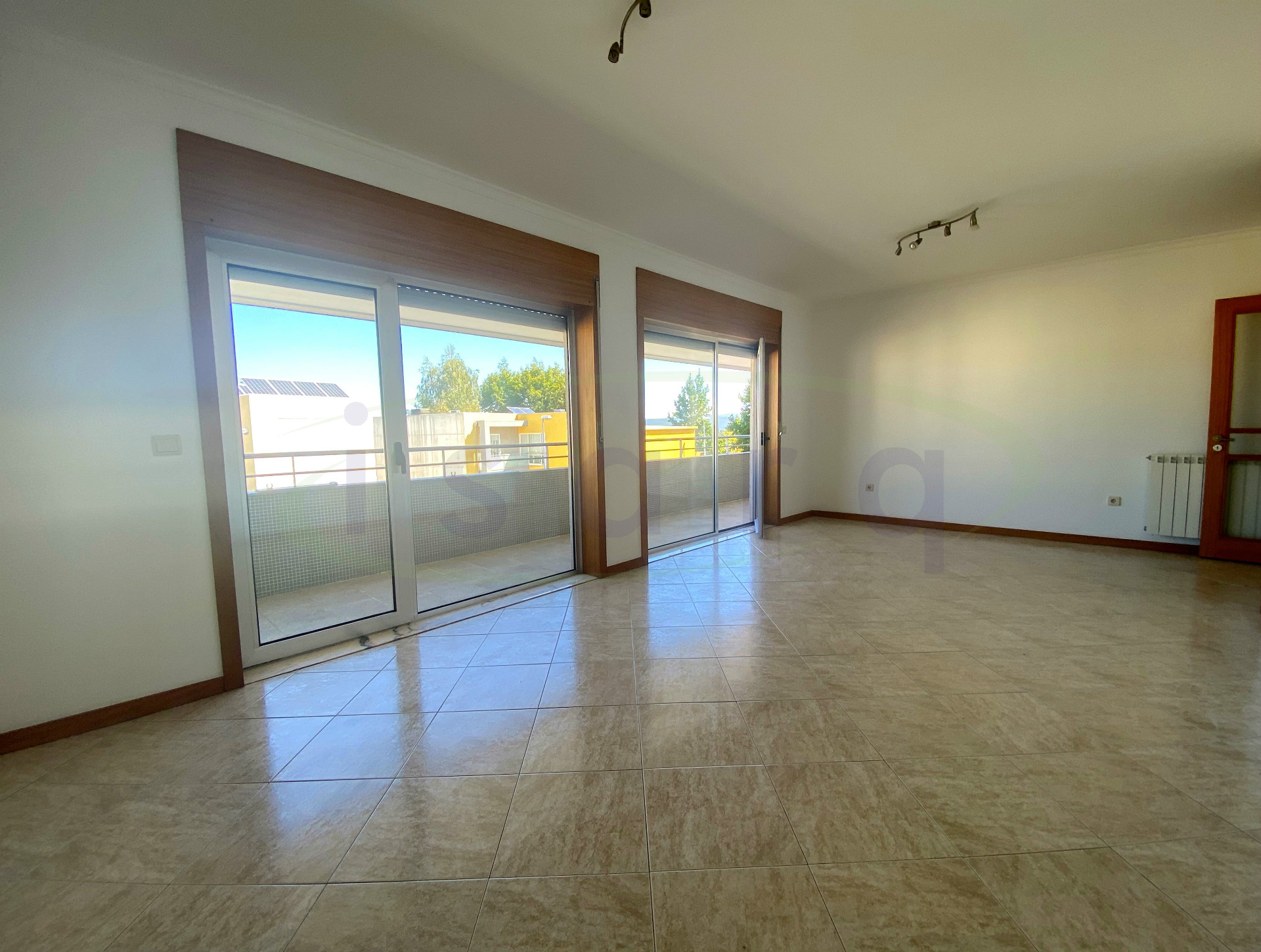 Appartamento con 3 camere da letto con ottimo balcone e 15 min (7km) dal centro di Maia;