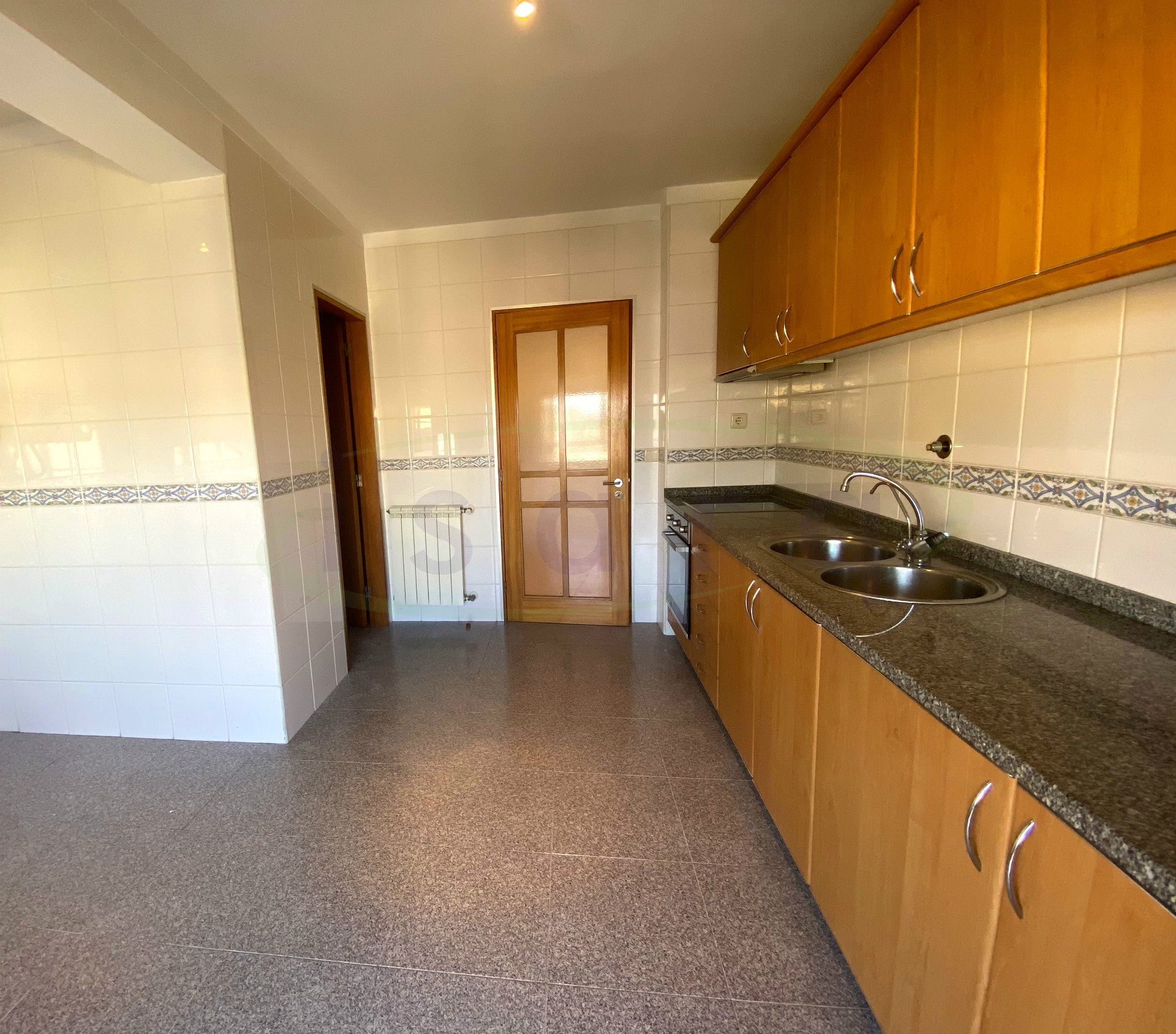 Appartamento con 3 camere da letto con ottimo balcone e 15 min (7km) dal centro di Maia;