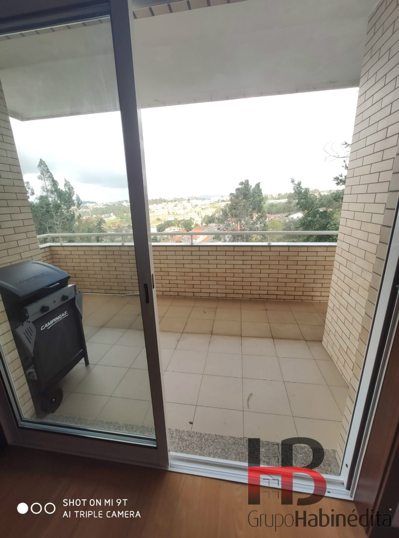 Luxuoso T3 mobilado com terraço.