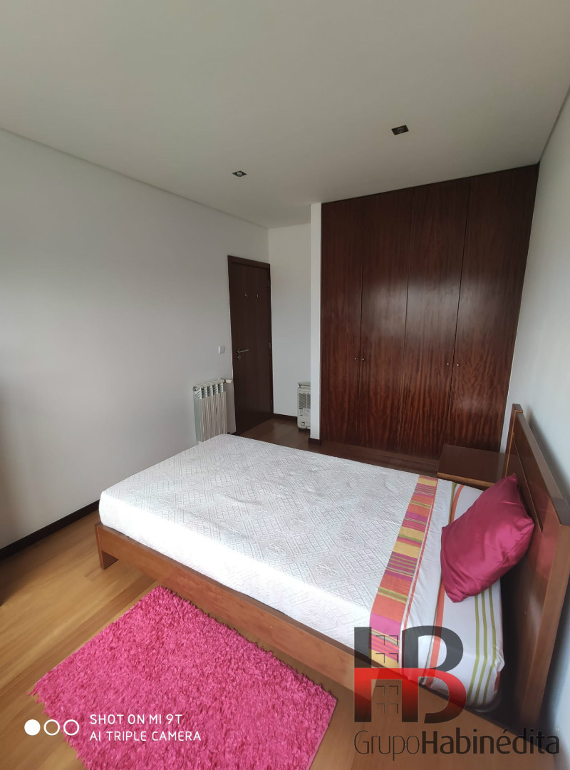 Luxuoso T3 mobilado com terraço.