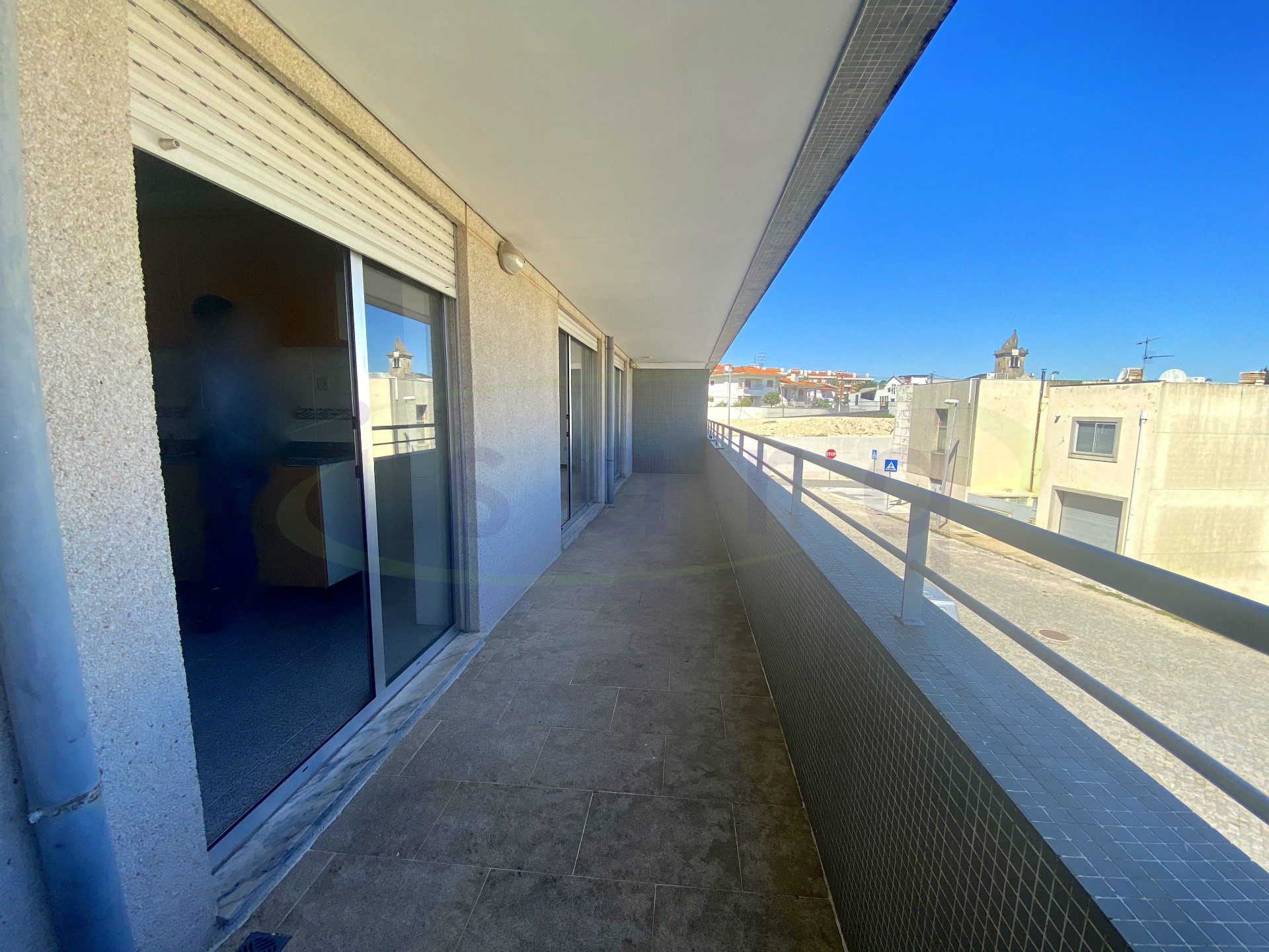 Appartamento con 3 camere da letto con ottimo balcone e 15 min (7km) dal centro di Maia;