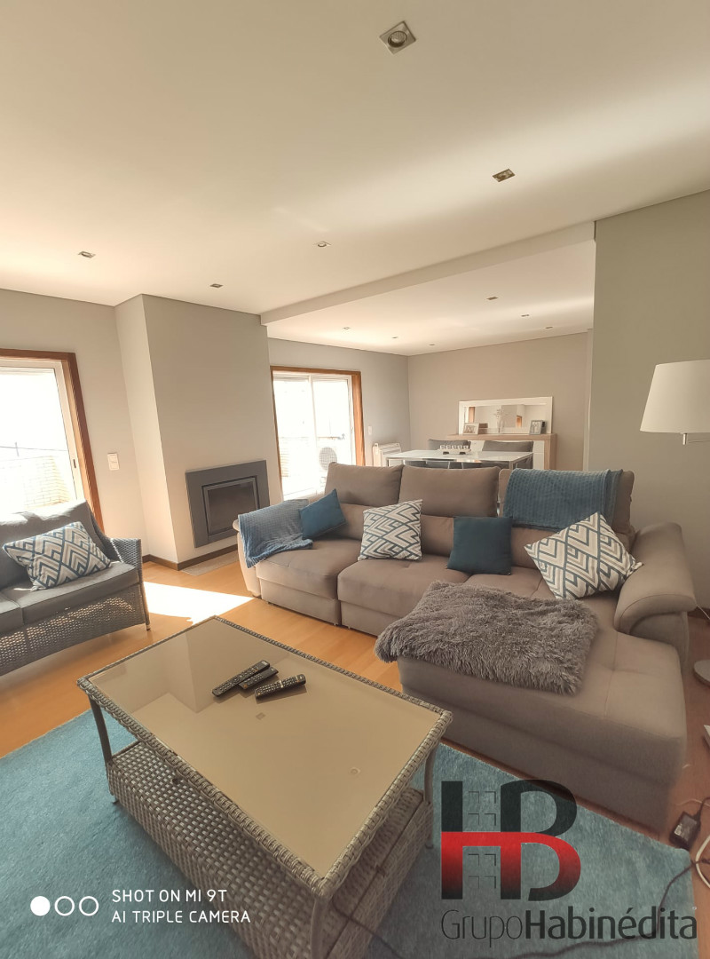 Luxuoso T3 mobilado com terraço.