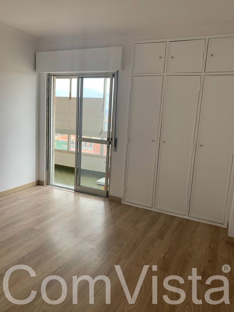 Apartamento T2 em Santa Clara, Lisboa, remodelado
