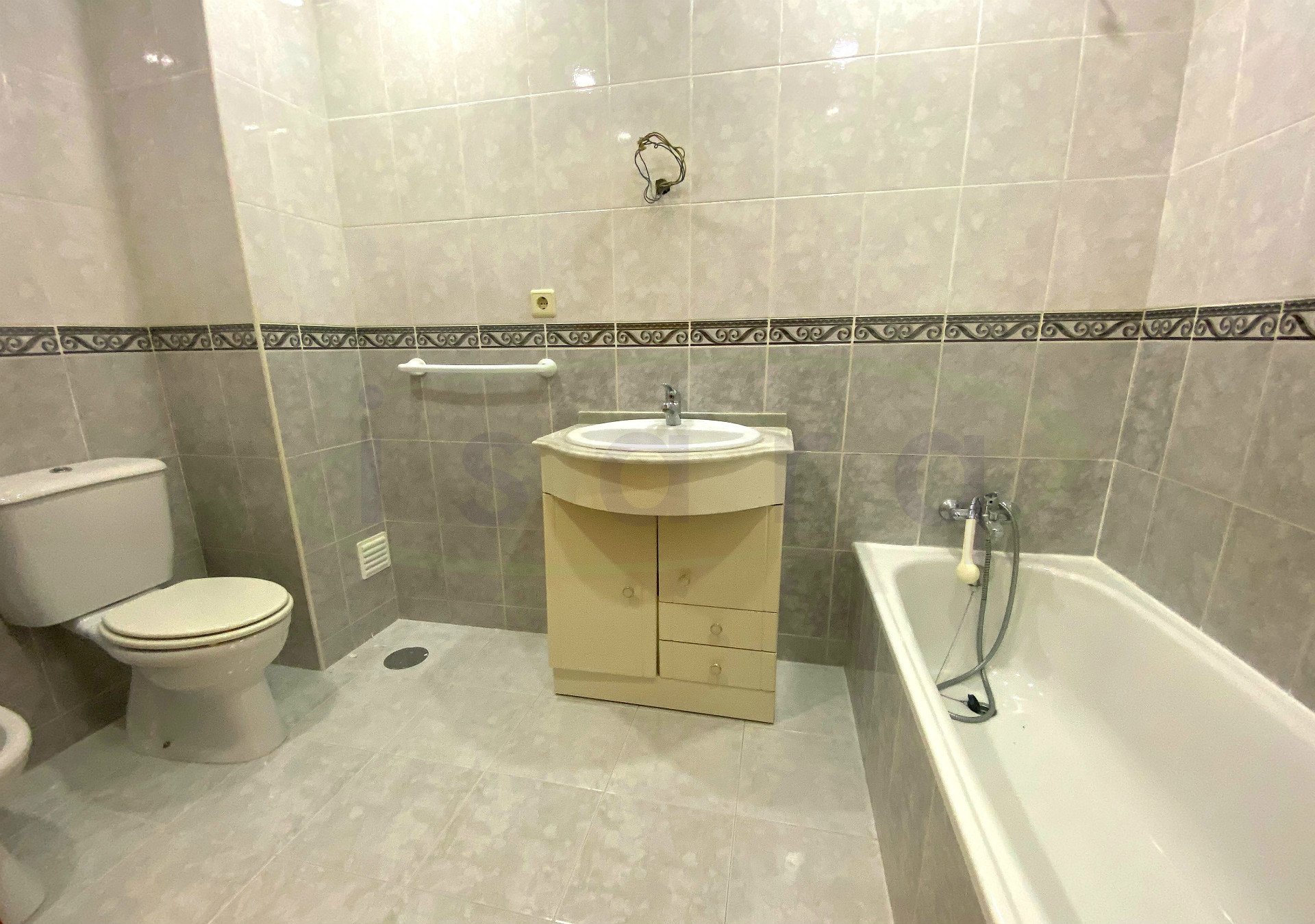 Appartamento con 3 camere da letto con ottimo balcone e 15 min (7km) dal centro di Maia;