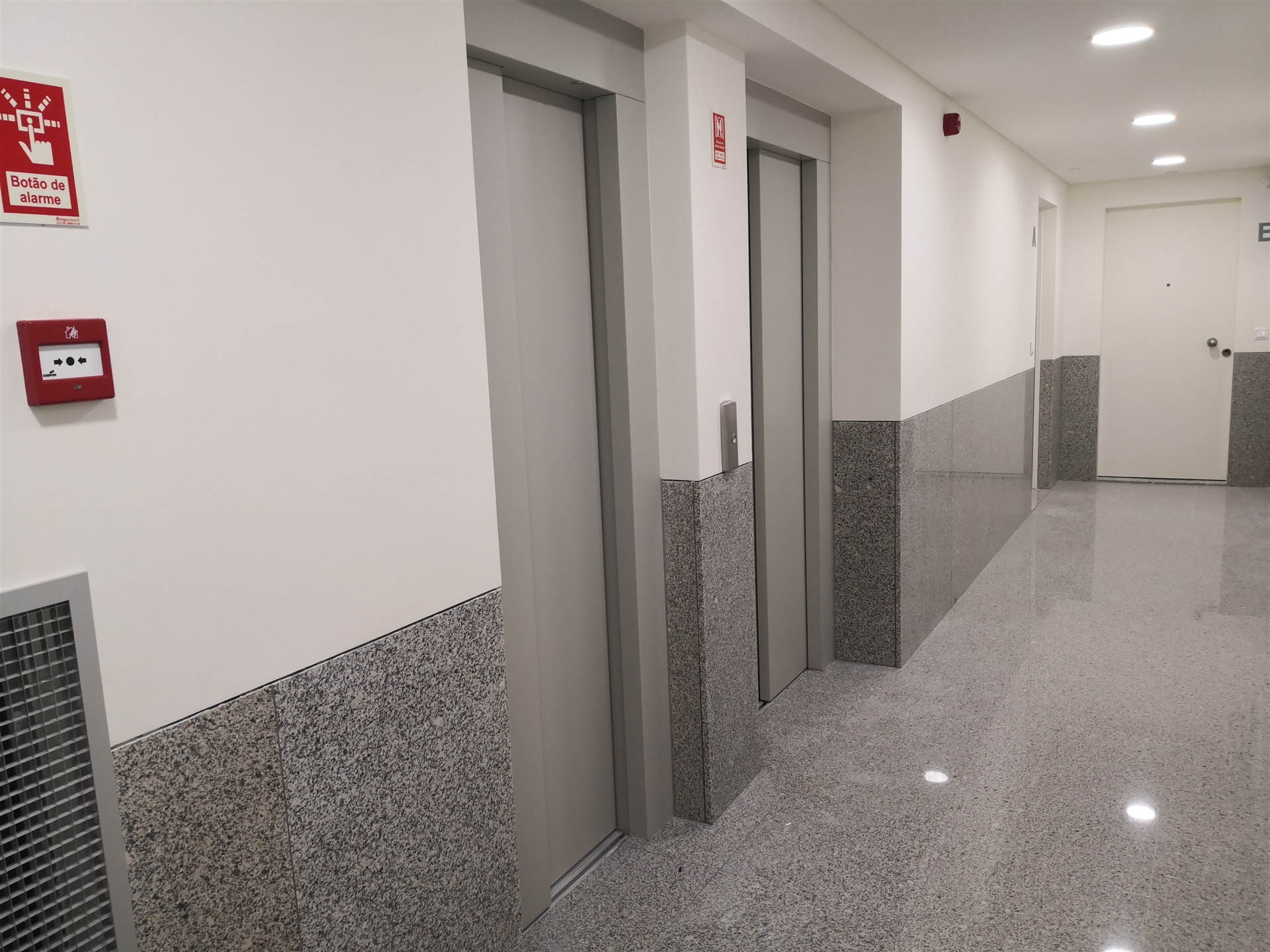 T1 - Arrendamento - Cozinha Equipada - Lugar de Estacionamento e Arrecadação