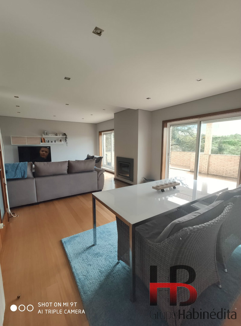 Luxuoso T3 mobilado com terraço.