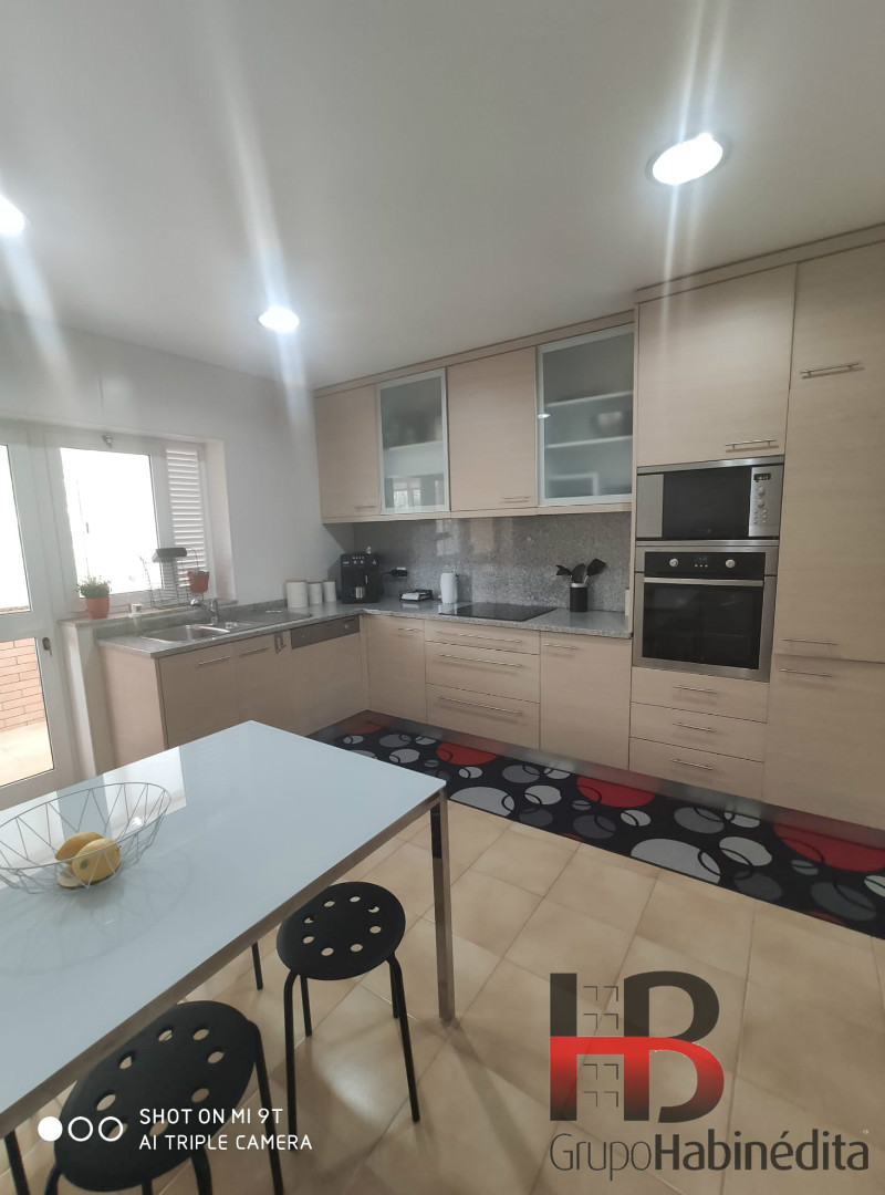 Luxuoso T3 mobilado com terraço.