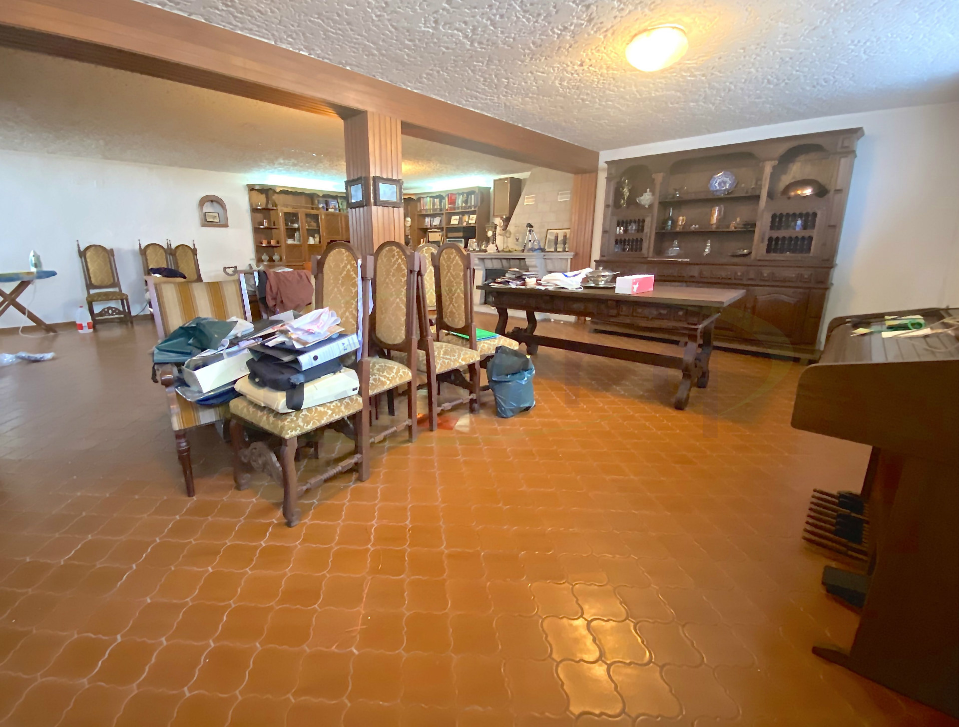 Maison T4 + Bureau + Salon au sous-sol, 4 façades et très bien situé près du Centre de Maia.