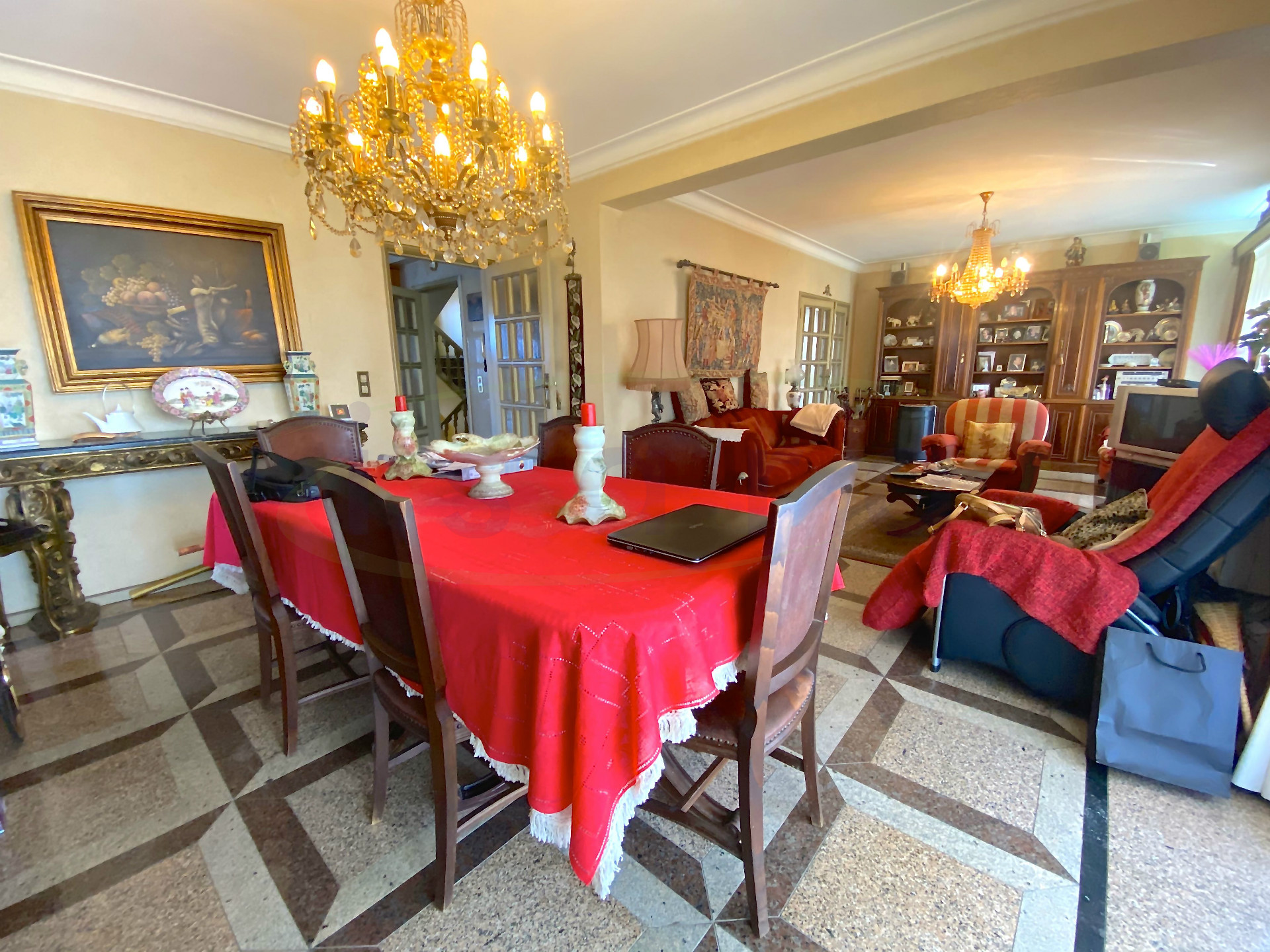 Maison T4 + Bureau + Salon au sous-sol, 4 façades et très bien situé près du Centre de Maia.