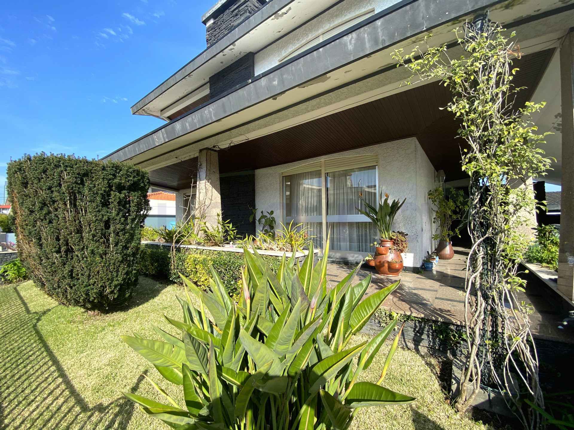 Maison T4 + Bureau + Salon au sous-sol, 4 façades et très bien situé près du Centre de Maia.