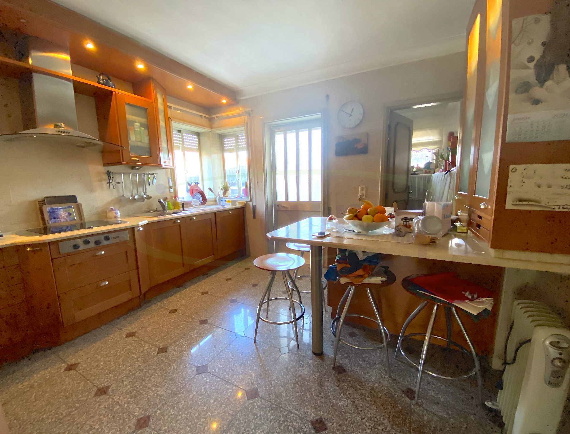 Maison T4 + Bureau + Salon au sous-sol, 4 façades et très bien situé près du Centre de Maia.