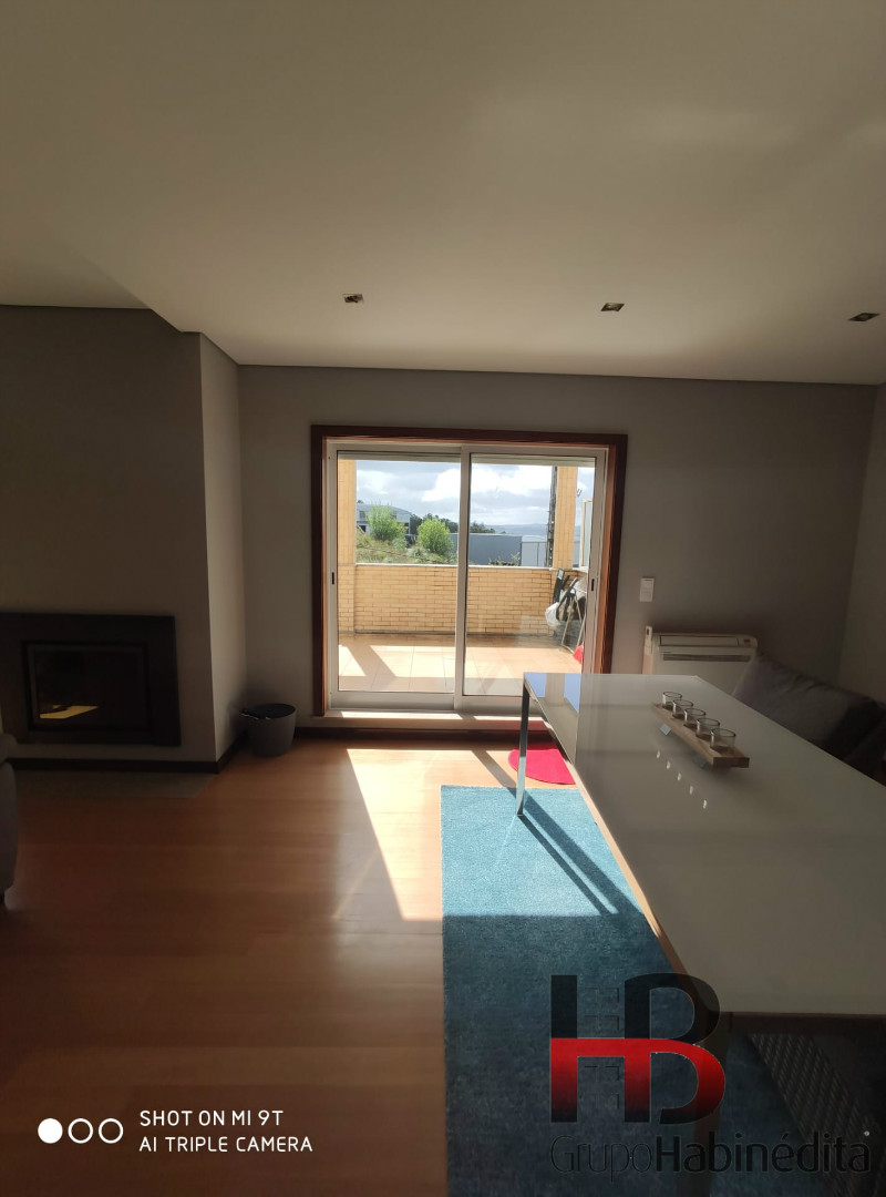 Luxuoso T3 mobilado com terraço.