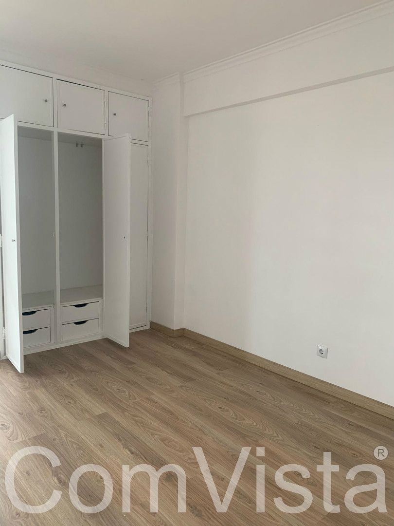 Apartamento T2 em Santa Clara, Lisboa, remodelado