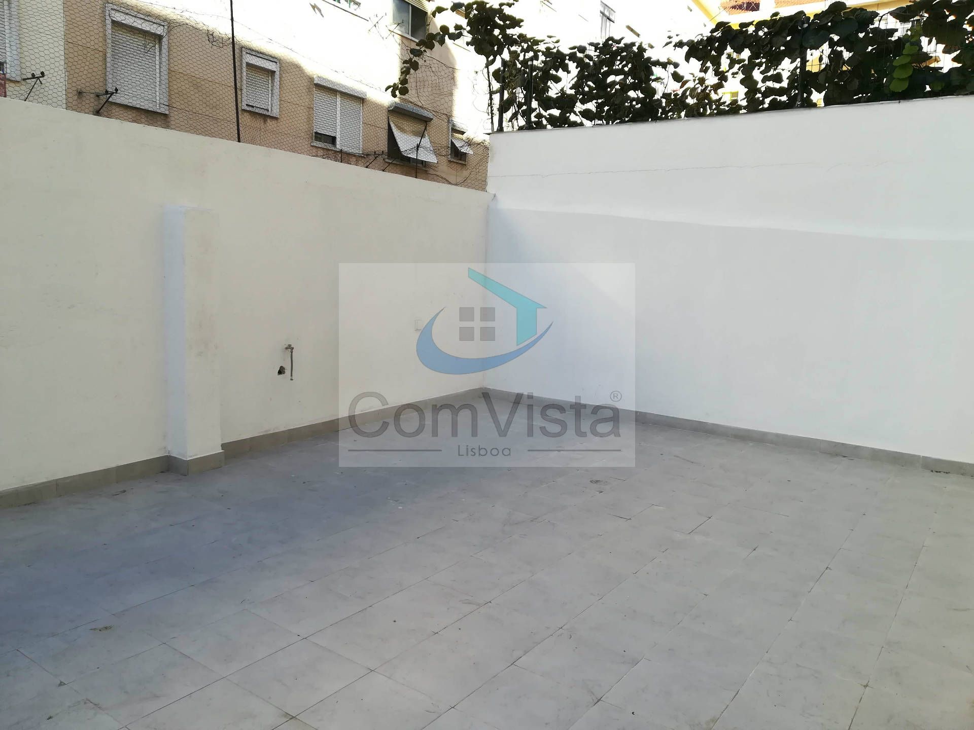 T1+1 com execelente logradouro em Benfica