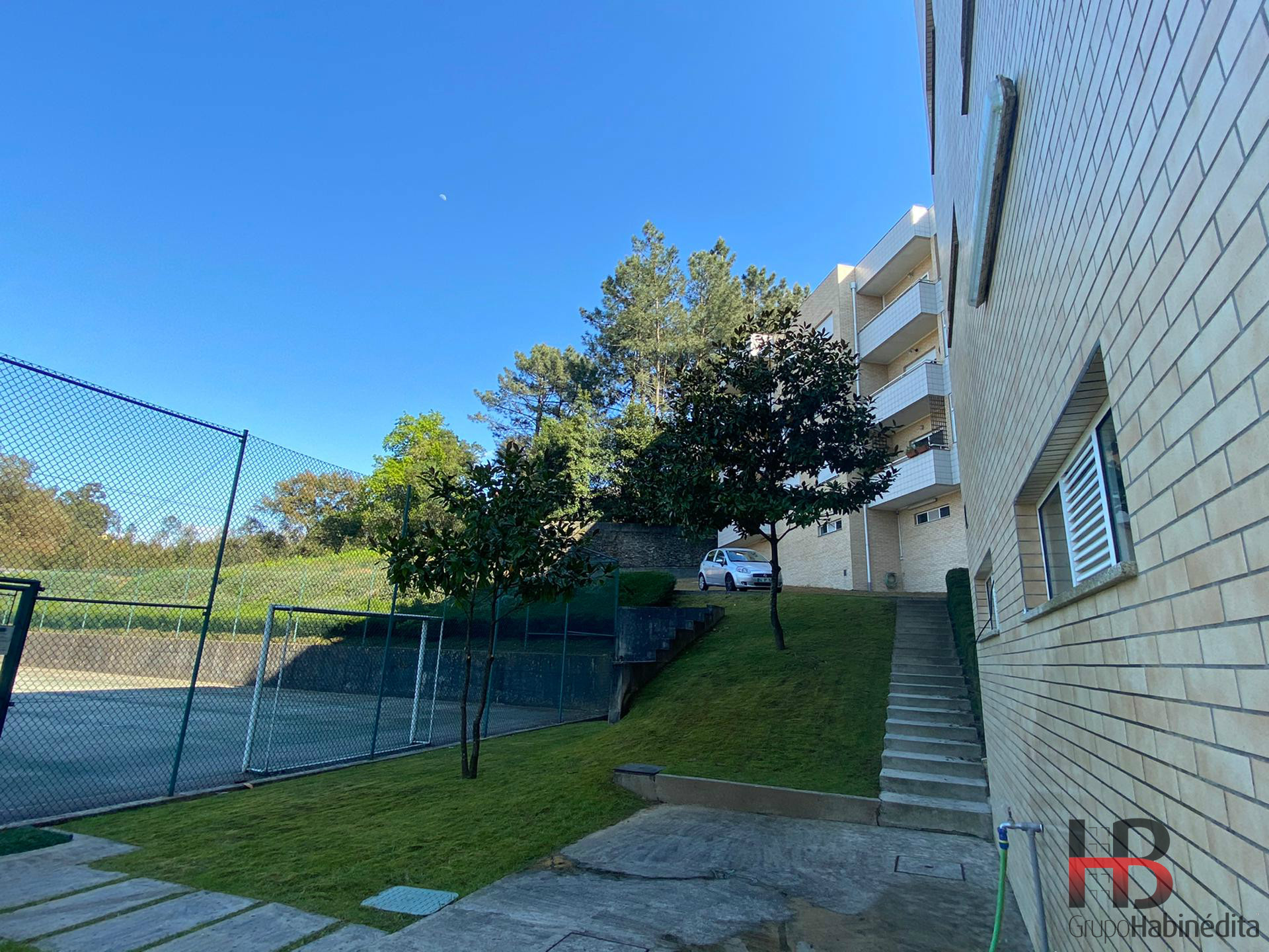 Luxuoso T3 mobilado com terraço.