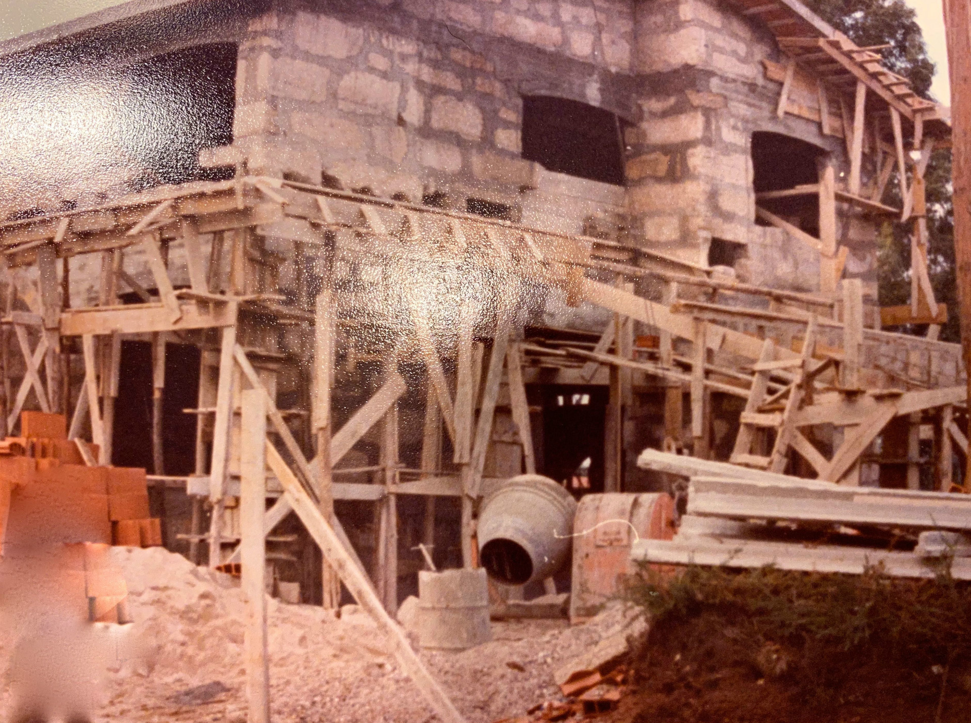 Maison T4 + Bureau + Salon au sous-sol, 4 façades et très bien situé près du Centre de Maia.