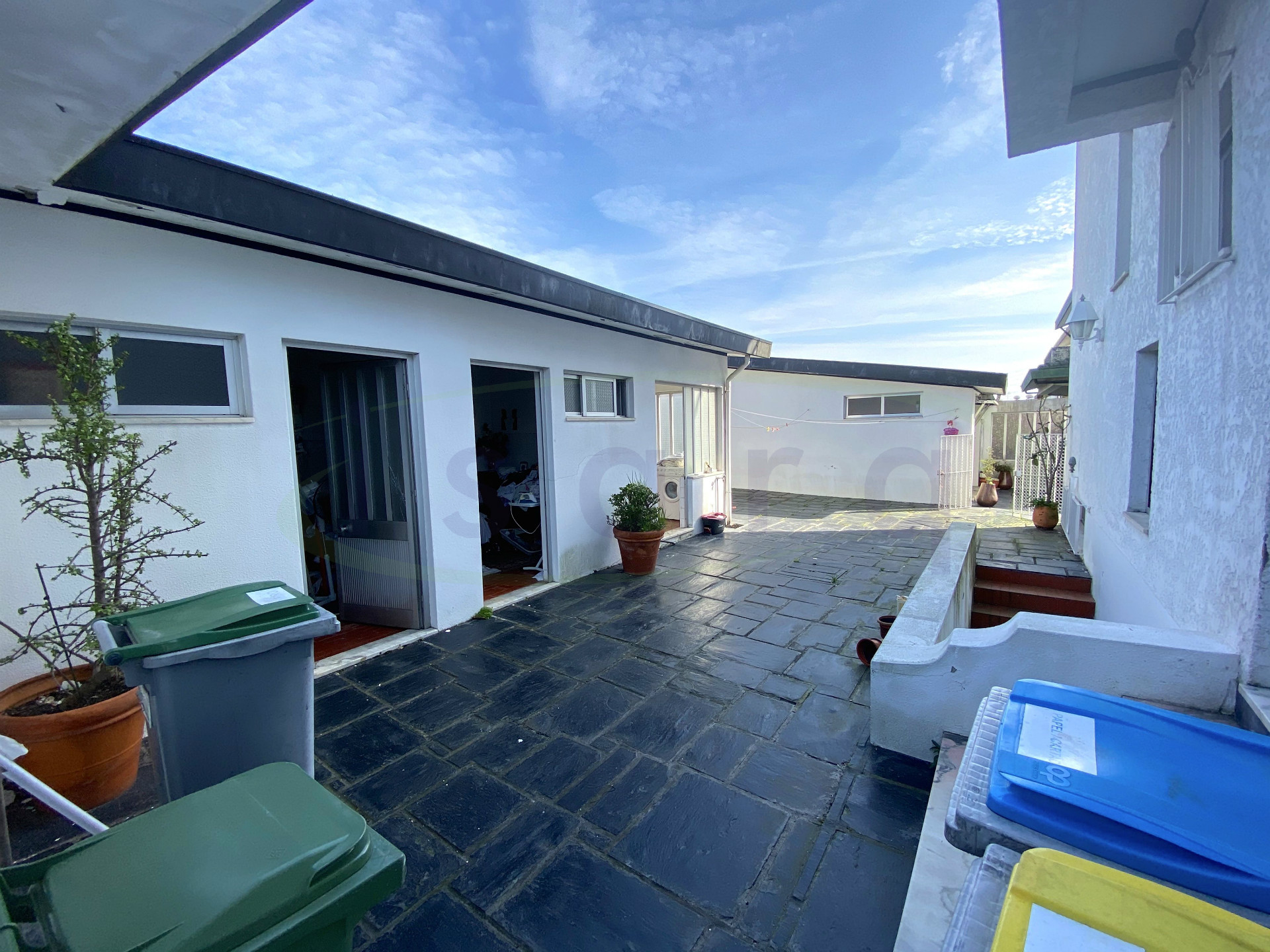 Maison T4 + Bureau + Salon au sous-sol, 4 façades et très bien situé près du Centre de Maia.