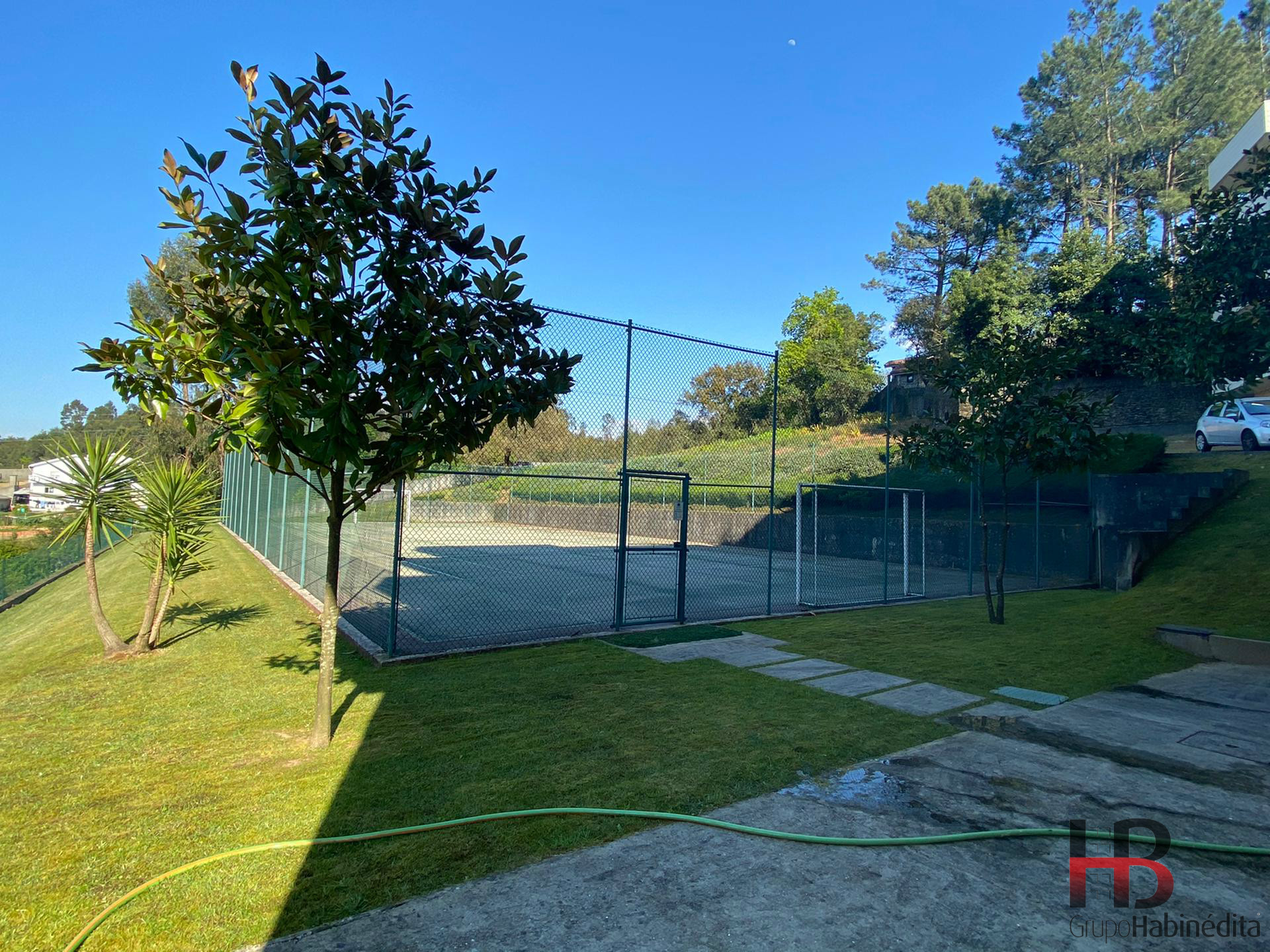 Luxuoso T3 mobilado com terraço.