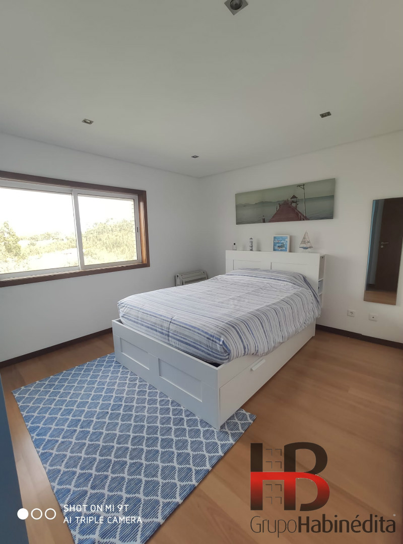 Luxuoso T3 mobilado com terraço.