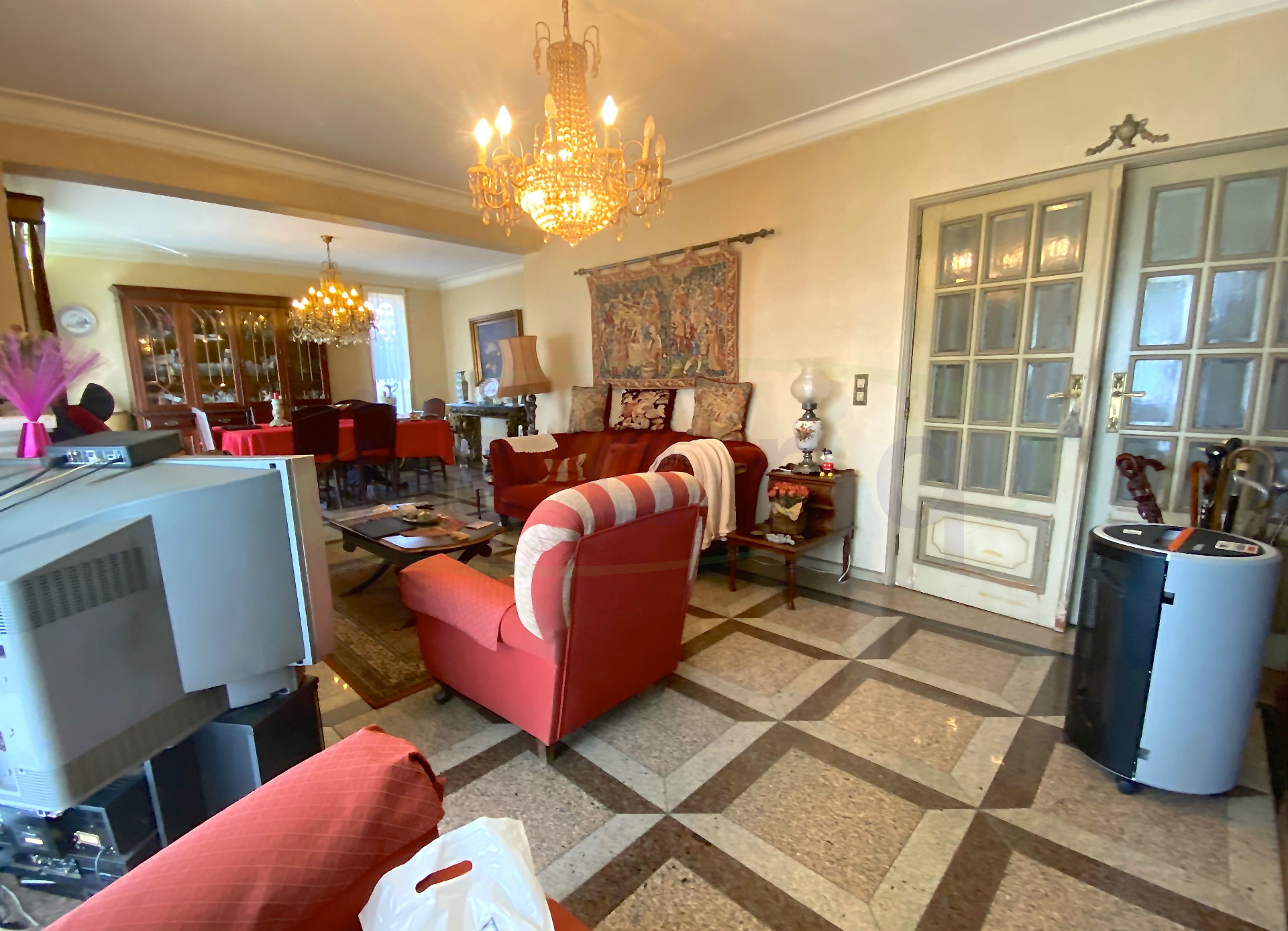 Maison T4 + Bureau + Salon au sous-sol, 4 façades et très bien situé près du Centre de Maia.