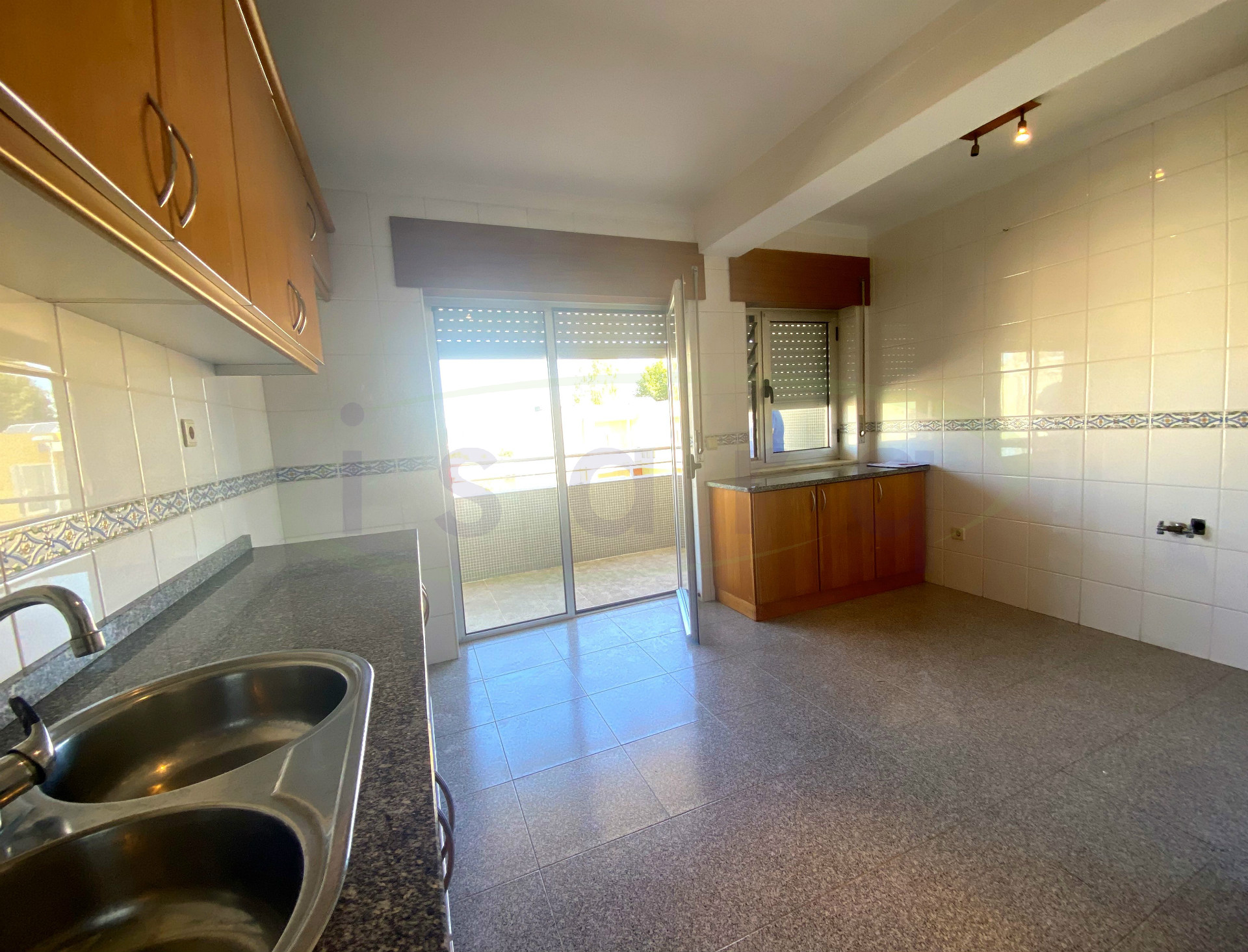 Appartamento con 3 camere da letto con ottimo balcone e 15 min (7km) dal centro di Maia;