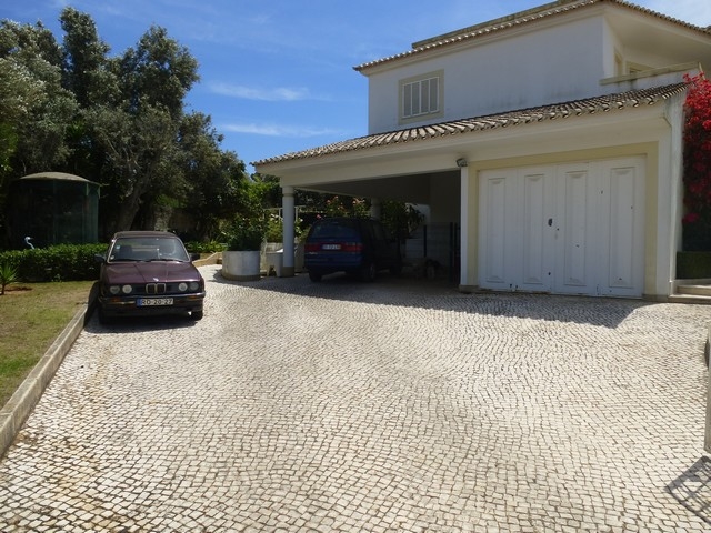 Moradia de 4 Frentes com Piscina perto da praia