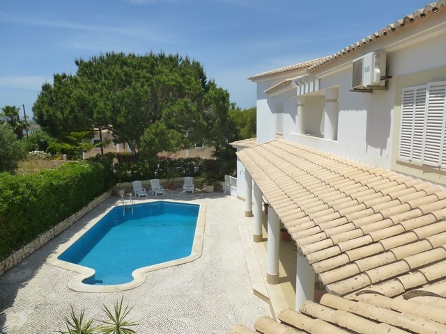 Moradia de 4 Frentes com Piscina perto da praia