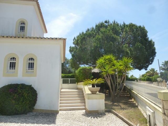 Moradia de 4 Frentes com Piscina perto da praia