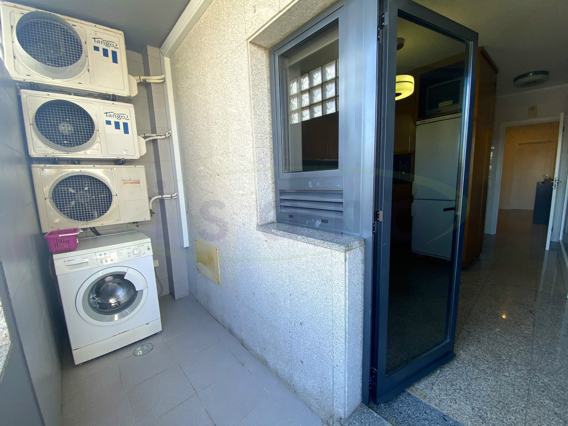 2 bedroom apartment in excellent condition in the center of Trofa;