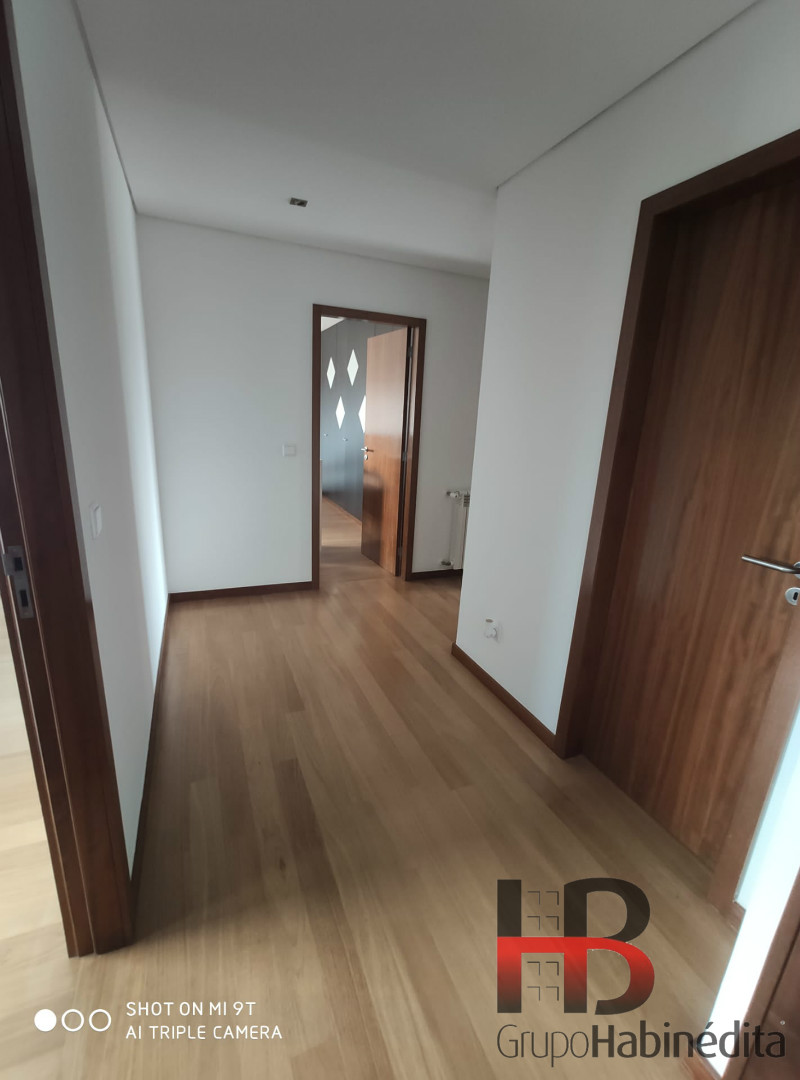 Luxuoso T3 mobilado com terraço.