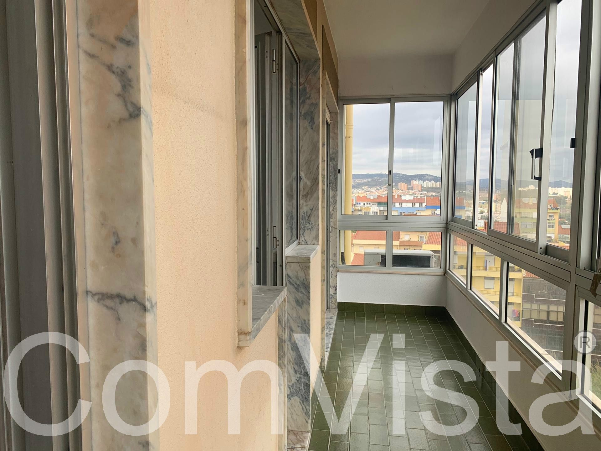 Apartamento T2 em Santa Clara, Lisboa, remodelado