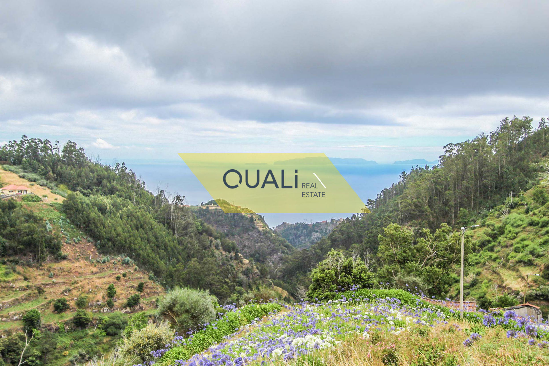 Terreno 980 m2 com casa em ruinas em Conselho de Santa Cruz €50.000,00