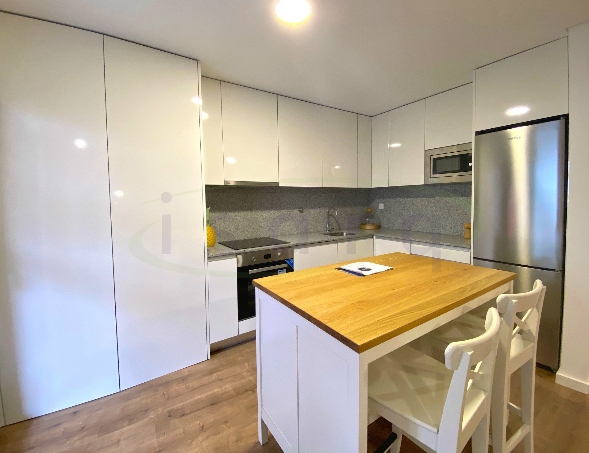 Appartement T2, Nouveau, avec terrace à 15min du Campus Universitaire de S João;