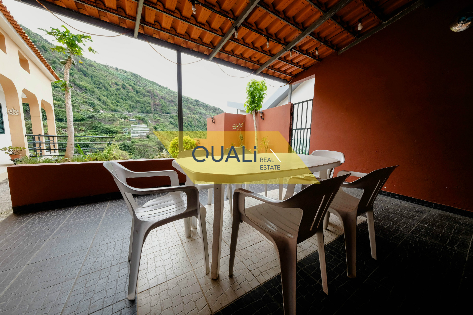 Moradia isolada t3 com garagem grande e sótão com vista mar por € 205.000,00