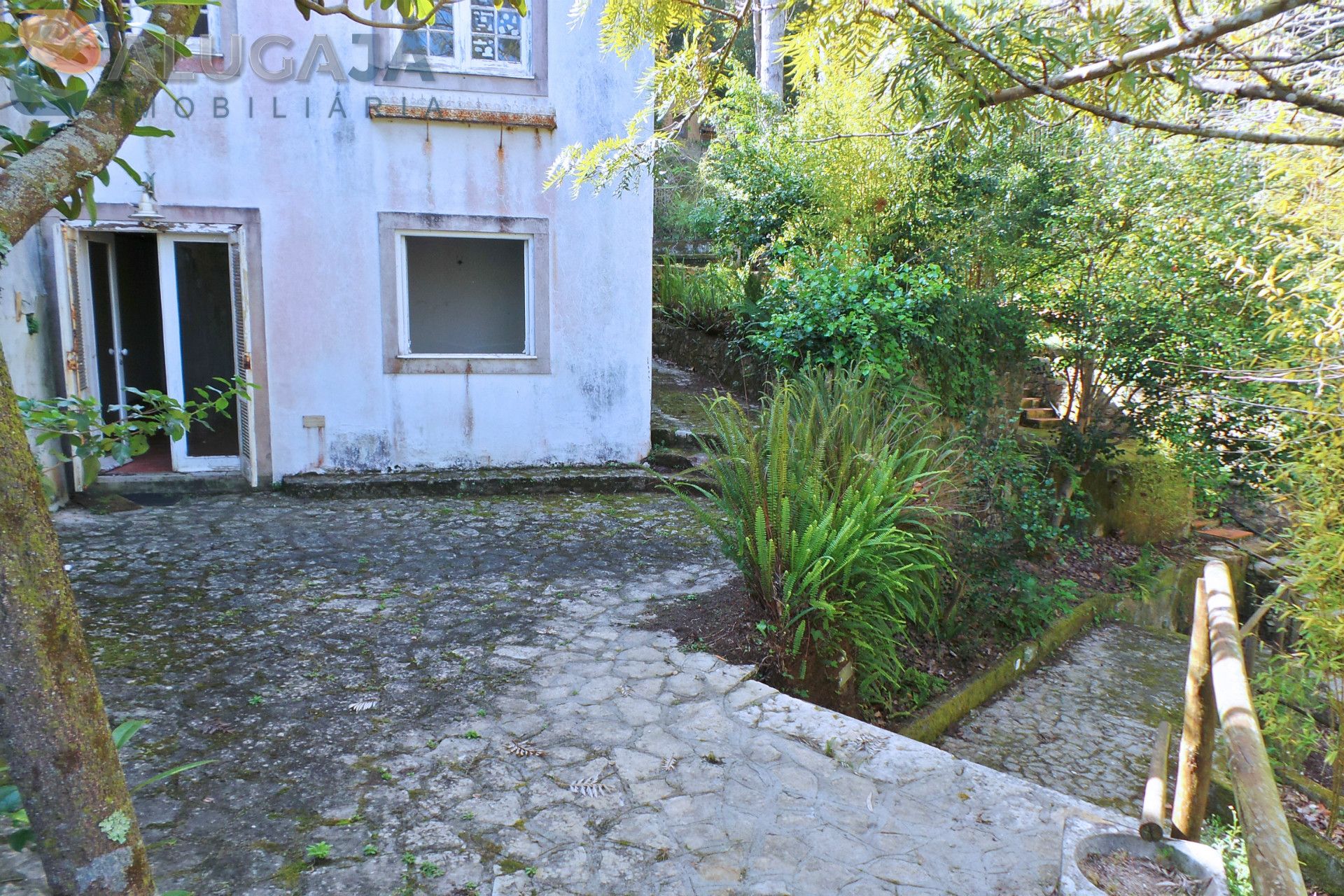Farm inserted in the Natural Park of Sintra, consisting of 2 houses and 2,400m² of land