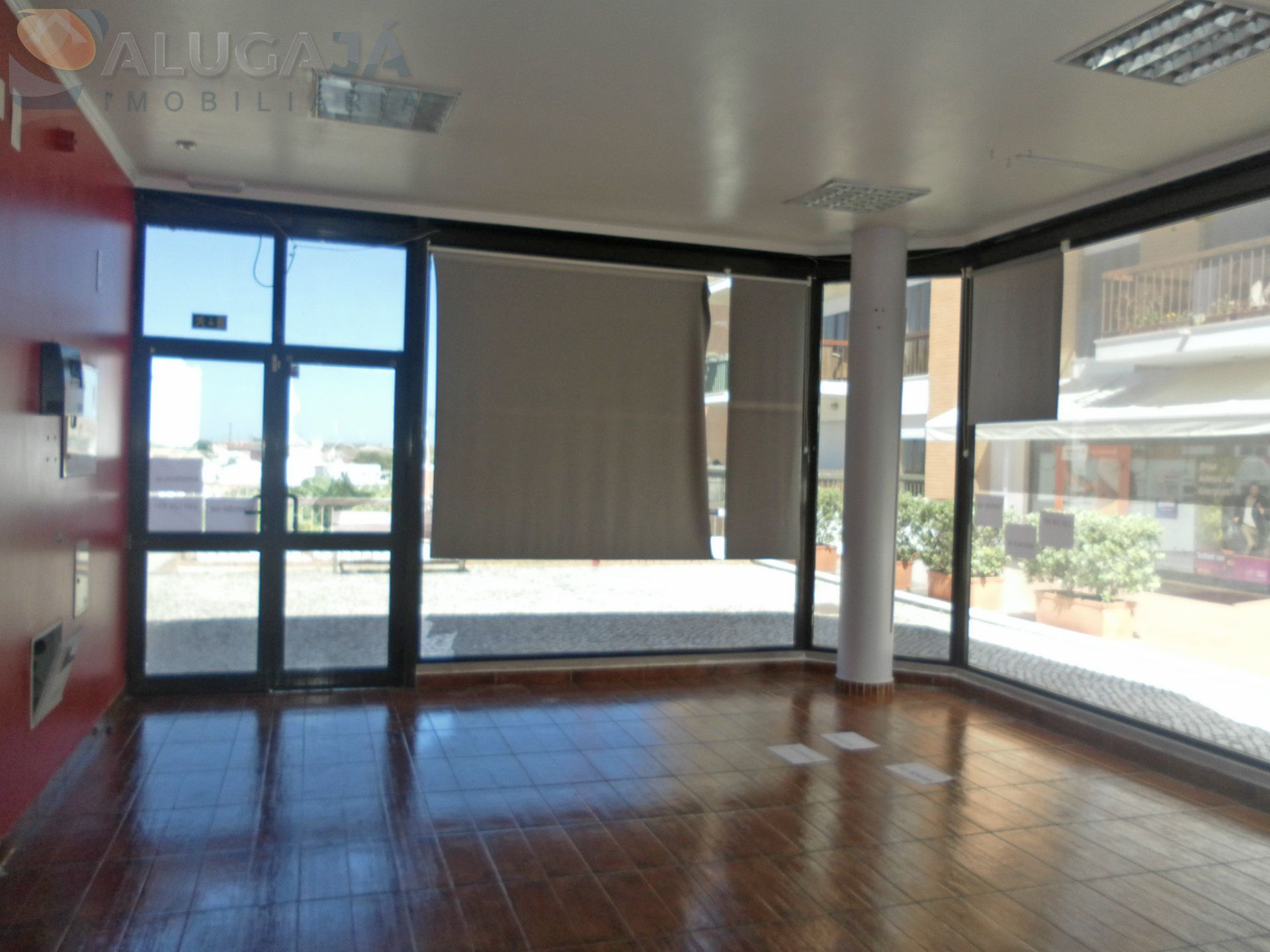 Loja para comércio, serviços ou restauração, com saída de fumos, localizada no Tagus Park.