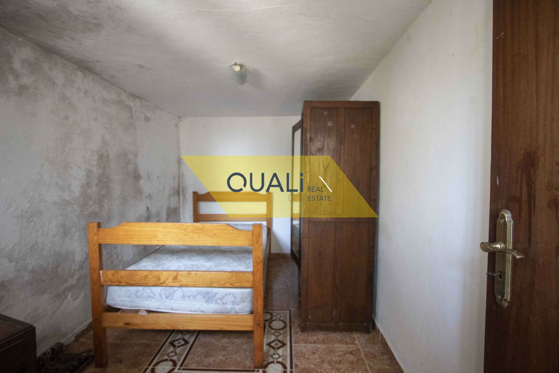 Prédio de três andares composto por dois t2 e um t3, Ribeira Brava - Vista Mar €80.000,00