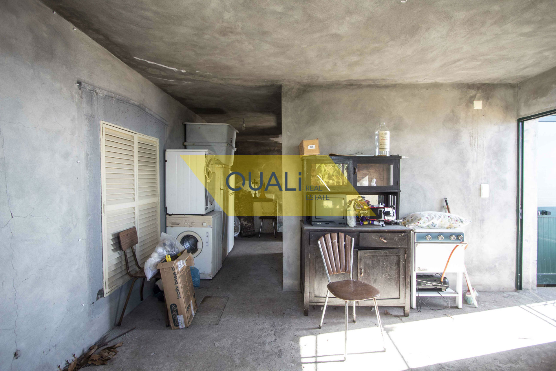 Prédio de três andares composto por dois t2 e um t3, Ribeira Brava - Vista Mar €80.000,00