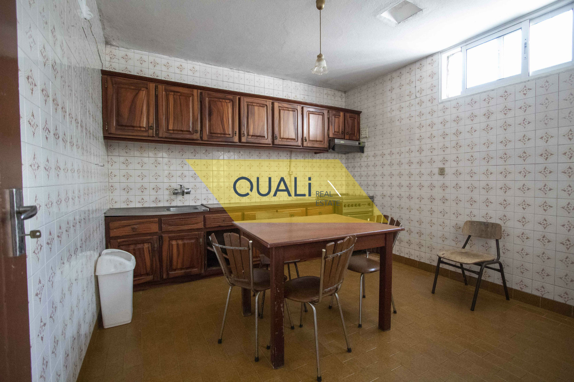 Prédio de três andares composto por dois t2 e um t3, Ribeira Brava - Vista Mar €80.000,00