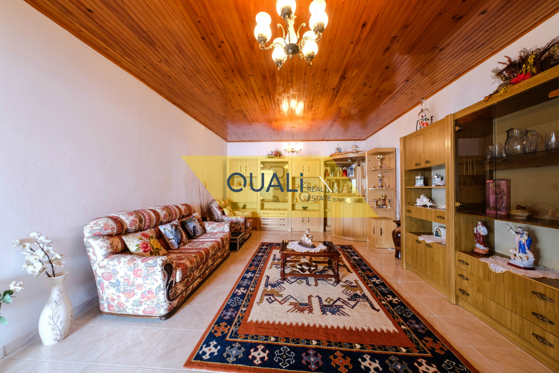 Moradia com 7 quartos, terreno, 2 grandes garagens e vista mar - Ribeira Brava - € 140.000,00