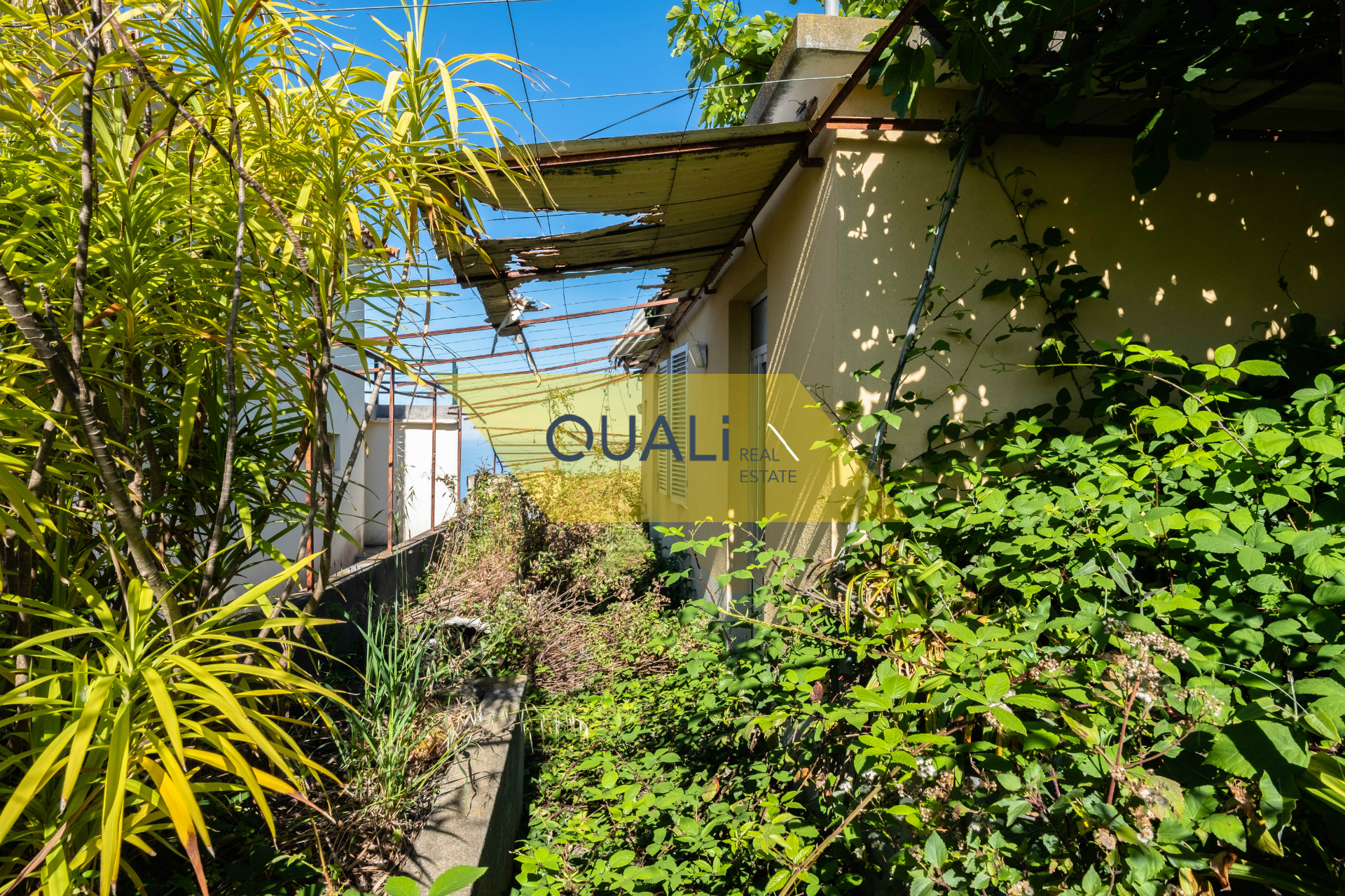 - Prédio misto com 1000 m2;  - Projecto aprovado de Moradia unifamiliar, T3 + sótão, com piscina;  -