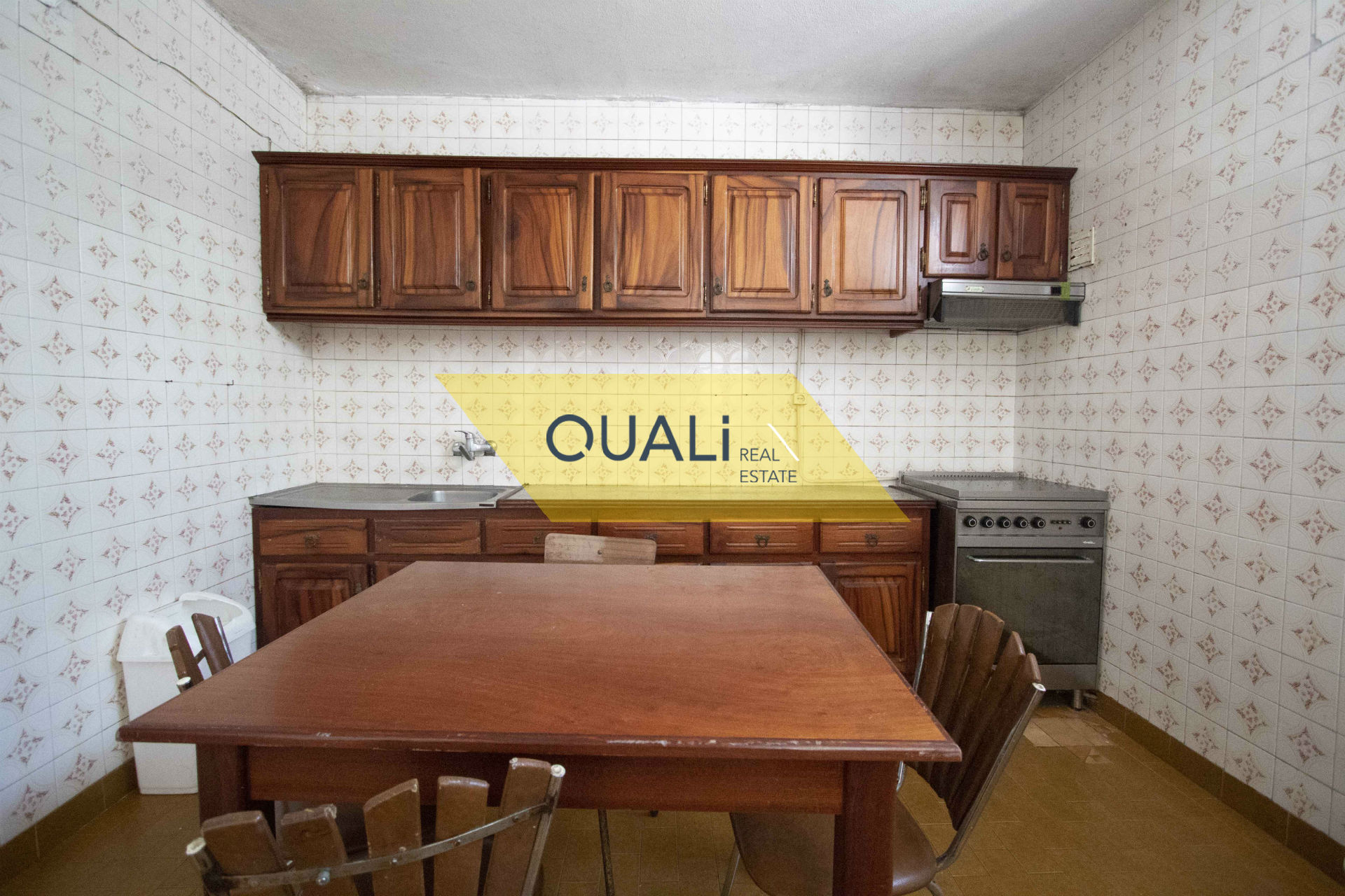 Prédio de três andares composto por dois t2 e um t3, Ribeira Brava - Vista Mar €80.000,00