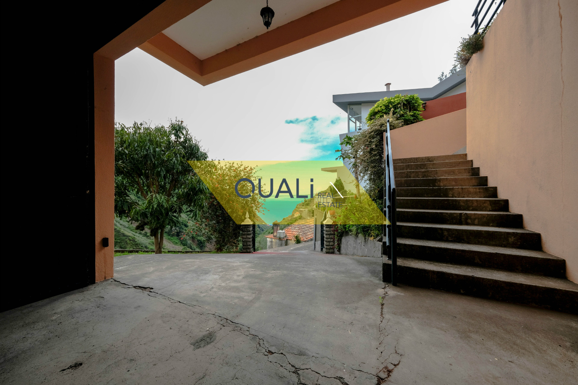 Moradia isolada t3 com garagem grande e sótão com vista mar por € 205.000,00