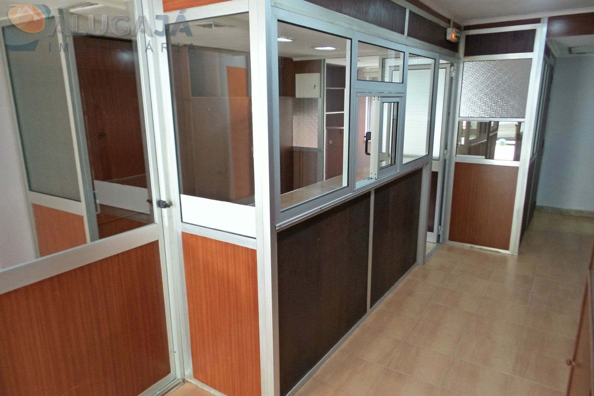 Loja comercial situada na Damaia, composta por 2 pisos e situada em zona de passagem e comércio. 