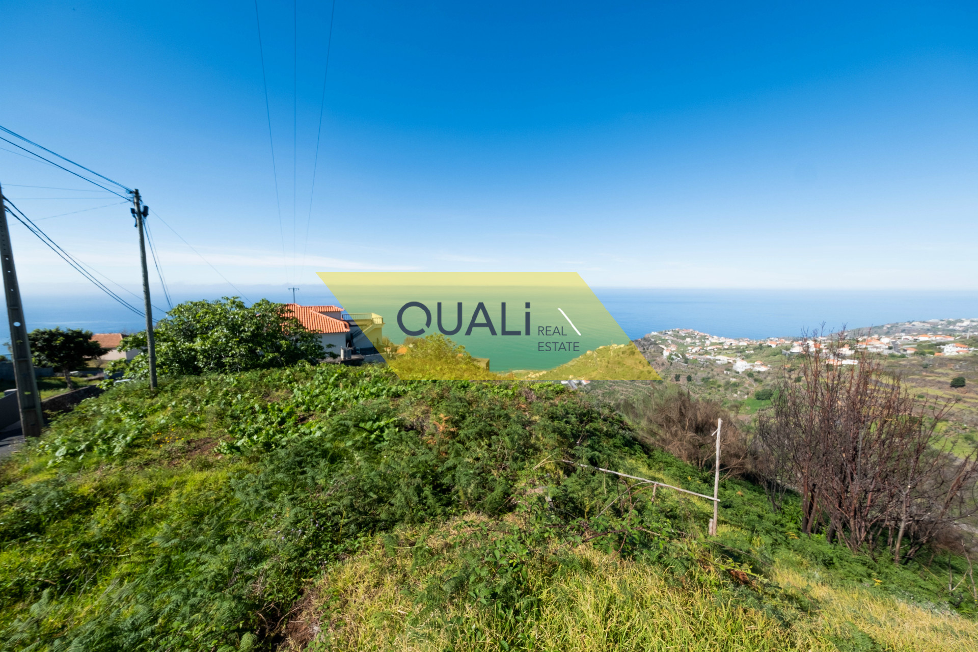 - Prédio misto com 1000 m2;  - Projecto aprovado de Moradia unifamiliar, T3 + sótão, com piscina;  -