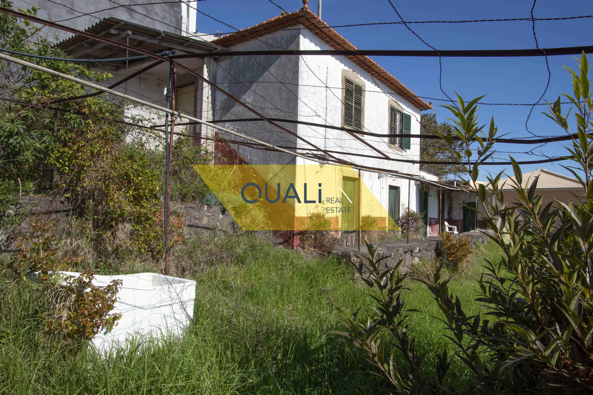 Terreno de 1910m2 com uma casa  em Santa Cruz - Ilha da Madeira - €150.000,00