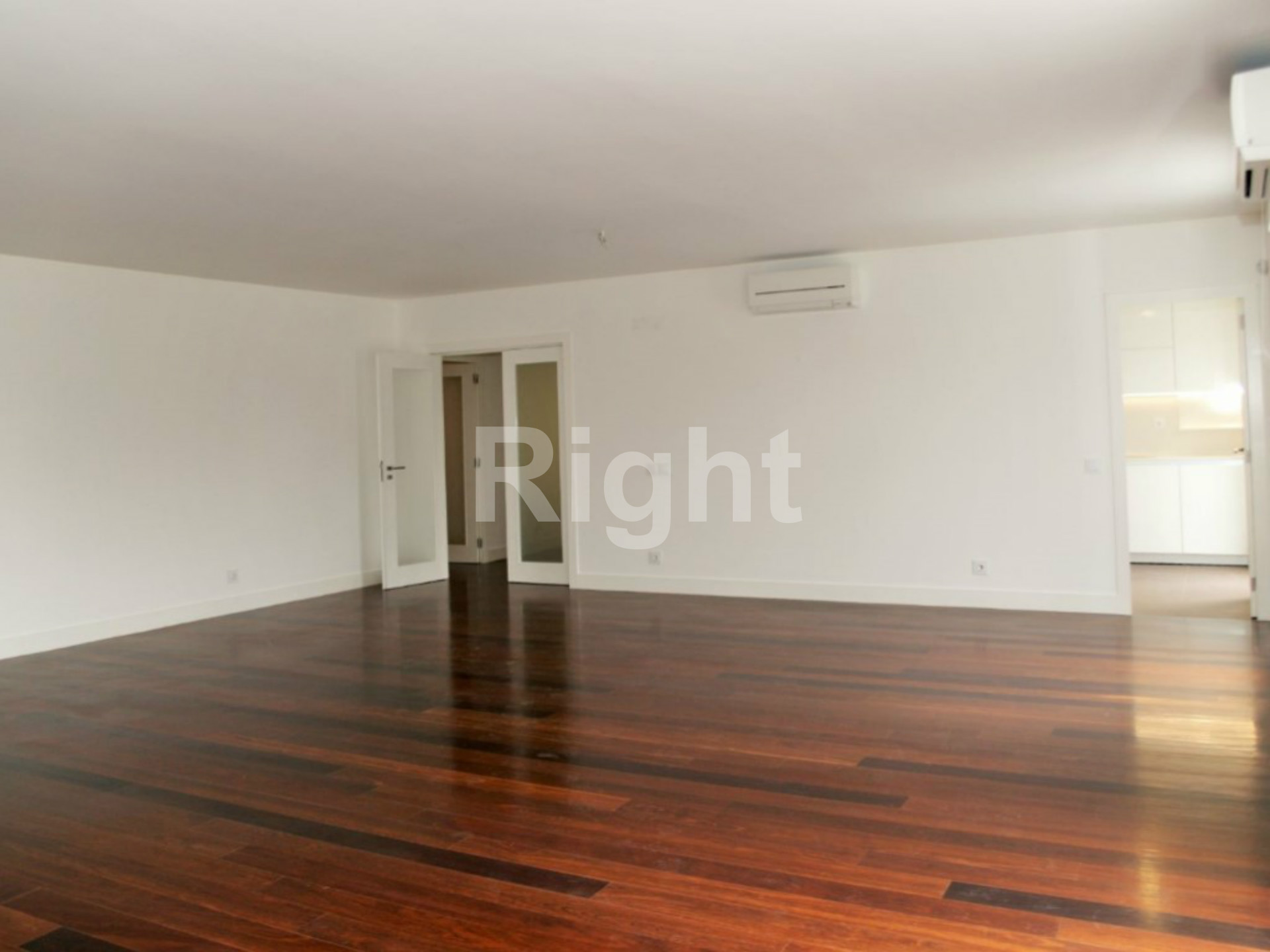 Apartamento T5 duplex com boas áreas e acabamentos de luxo no Estoril